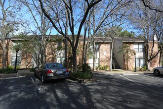 Dry Creek West Condominiums in Austin, TX - Foto de edificio - Building Photo