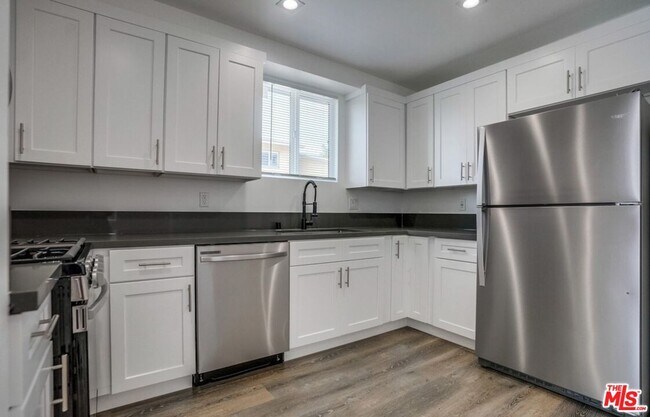property at 869 Glenway Dr