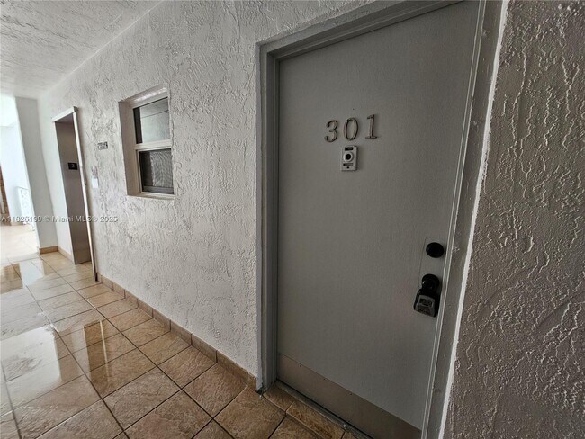 3944 NE 167th St in North Miami Beach, FL - Building Photo - Building Photo