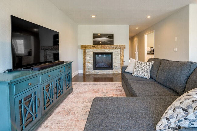 4631-4633-4633 Irving St