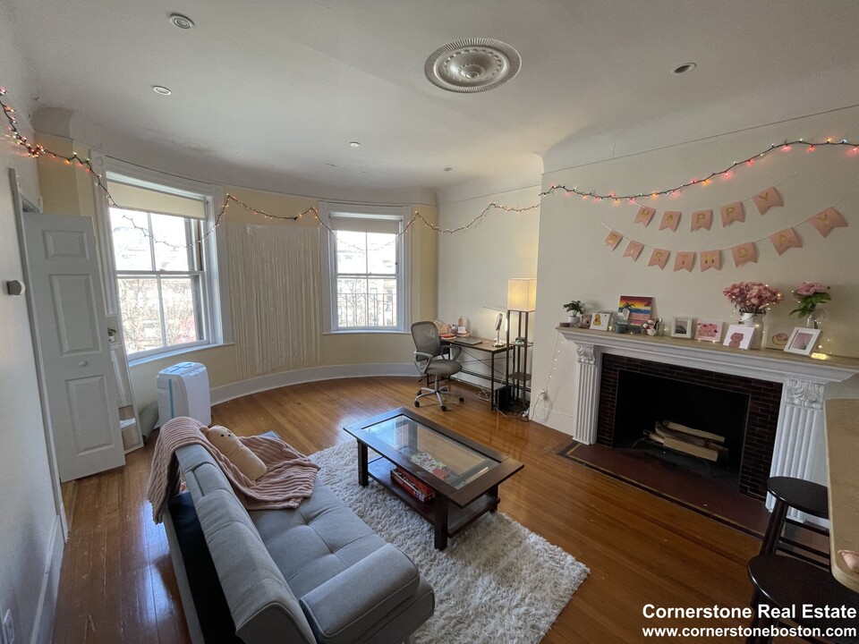 591 Beacon St, Unit 2 in Boston, MA - Building Photo