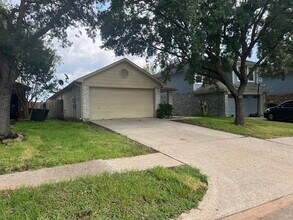 19530 Sandy Woods Dr in Tomball, TX - Building Photo - Building Photo