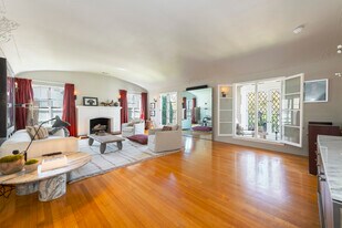 148 S Orange Dr, Unit 148 Upper in Los Angeles, CA - Building Photo