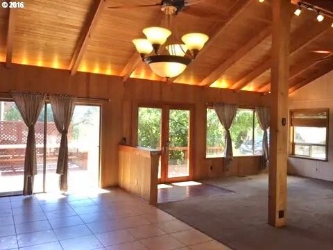 817 E Jewett Blvd in White Salmon, WA - Foto de edificio - Building Photo