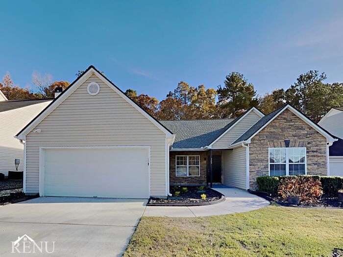 320 Lake Valley Dr SW in Loganville, GA - Building Photo