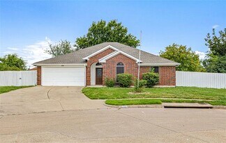 2131 Post Wood Ln in Arlington, TX - Building Photo