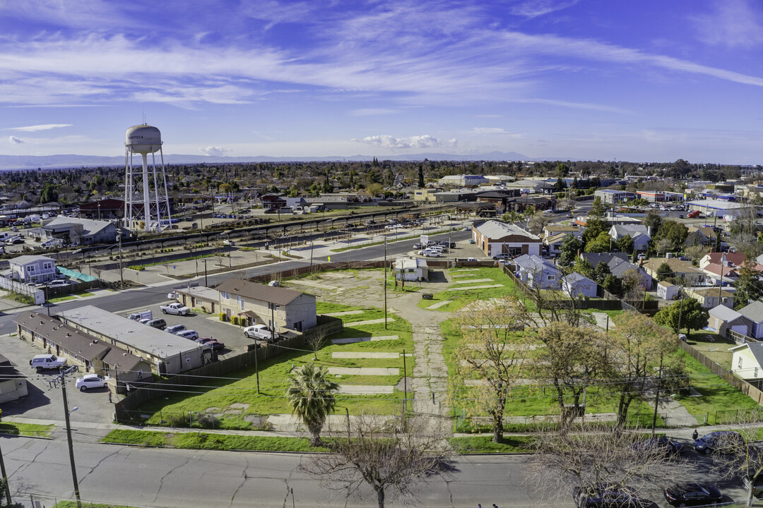 317 Moffat Blvd in Manteca, CA - Building Photo