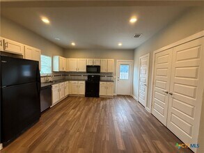 1204 Bert St in Seguin, TX - Building Photo - Building Photo