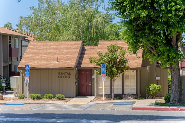 Village at Fair Oaks in Fair Oaks, CA - Foto de edificio - Building Photo