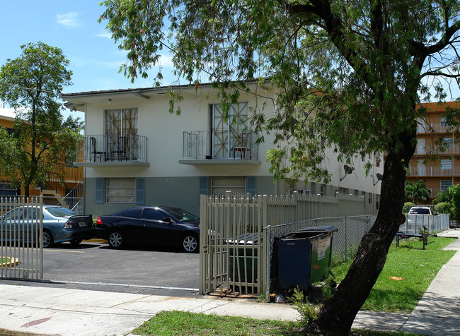 Riverview Quarters in Miami, FL - Foto de edificio - Building Photo