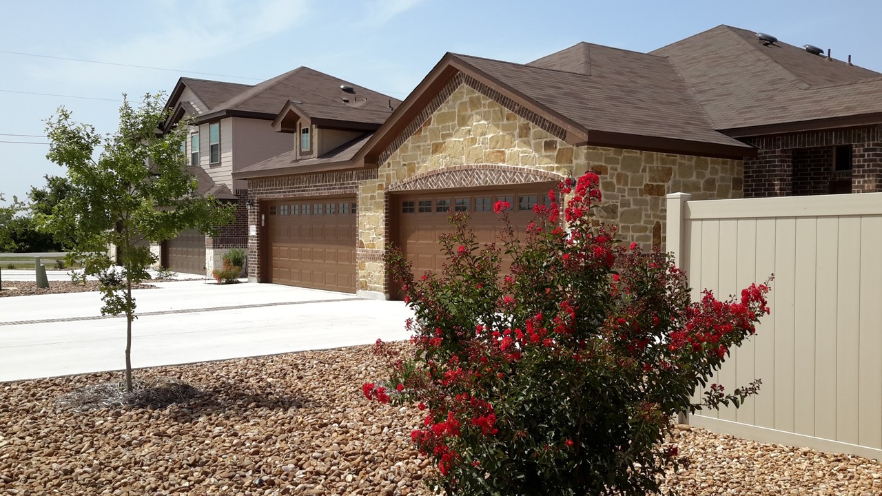 253-255 Hidden Springs Dr in Bastrop, TX - Foto de edificio