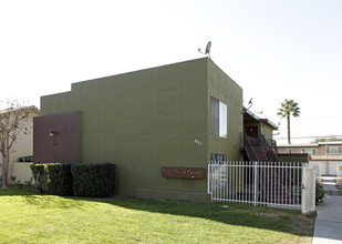 651-663 Karesh Ave in Pomona, CA - Building Photo - Building Photo