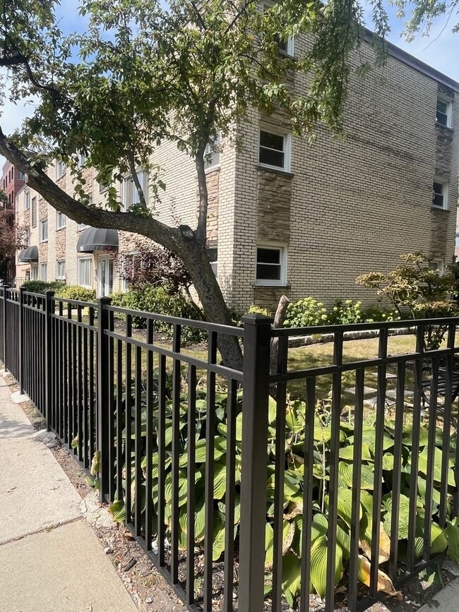 7952 Madison St in River Forest, IL - Building Photo - Building Photo