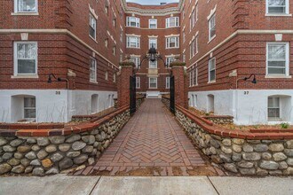 Colonial Court in Cambridge, MA - Foto de edificio - Building Photo