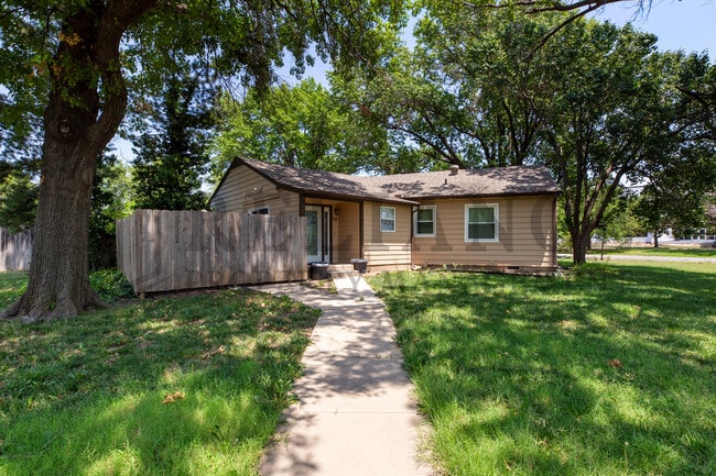 22 N Hawthorne St in Wichita, KS - Building Photo - Building Photo