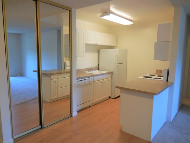 405 Piccadilly Pl, Unit 22 in San Bruno, CA - Building Photo - Building Photo