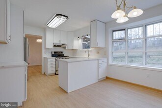 8122 Truro Ct in West Springfield, VA - Building Photo - Building Photo