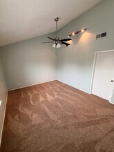 13616 Dutch Myrtle in San Antonio, TX - Foto de edificio - Building Photo