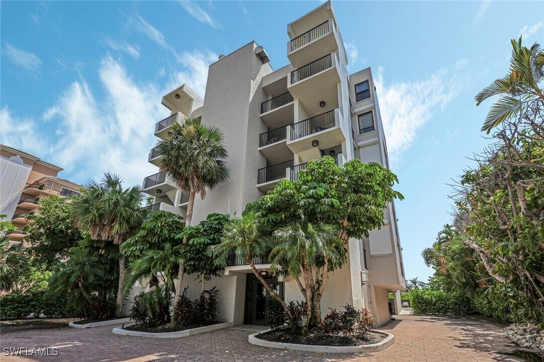 10562 Gulf Shore Dr in Naples, FL - Foto de edificio