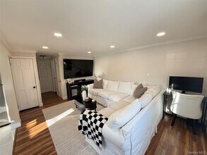 547 Middle St in North Babylon, NY - Building Photo - Building Photo