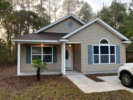 37 Cochise St in Crawfordville, FL - Building Photo