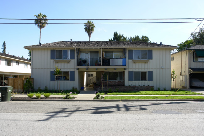 1580 San Antonio St in Menlo Park, CA - Foto de edificio - Building Photo