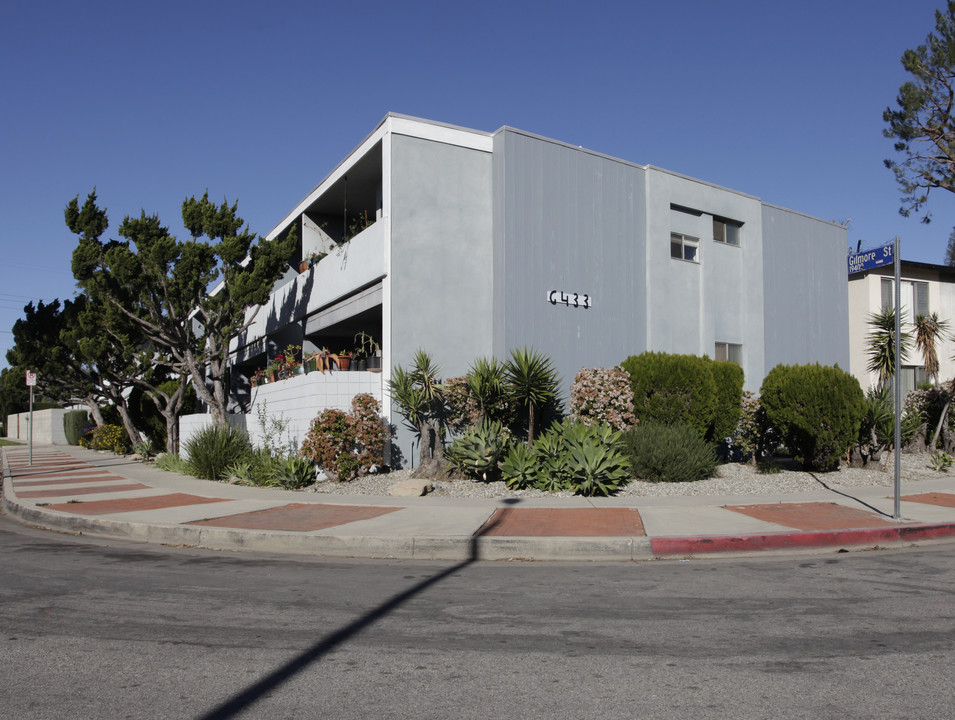 6433 Shirley Ave in Reseda, CA - Building Photo