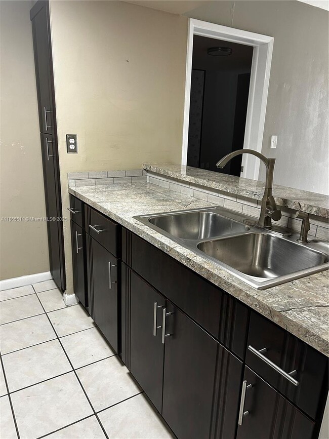 7035 NW 186th St in Hialeah, FL - Building Photo - Building Photo