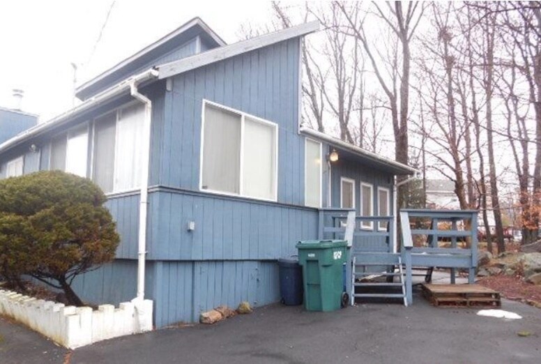 7916 Sleepy Hollow Dr in Tobyhanna, PA - Building Photo