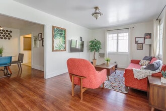 5124 3/4 De Longpre Ave in Los Angeles, CA - Building Photo - Building Photo