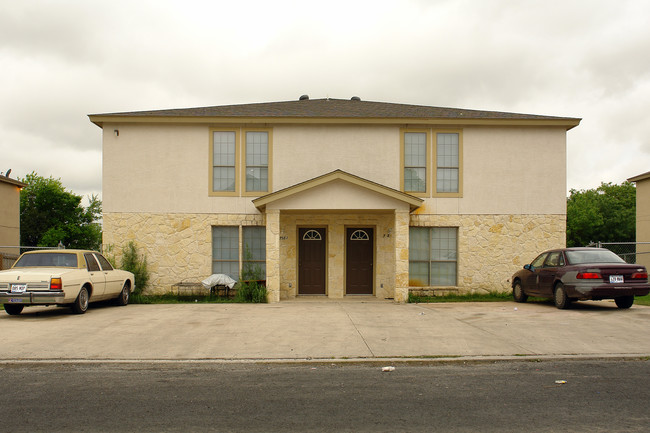 7551 Windsor Oaks in San Antonio, TX - Foto de edificio - Building Photo