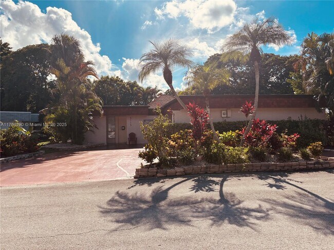 5115 Yellow Pine Ln in Tamarac, FL - Building Photo - Building Photo