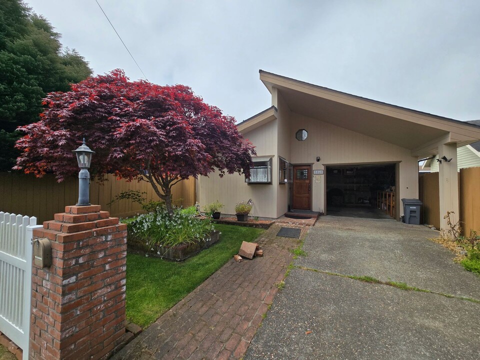 5060 Meyers Ave in Eureka, CA - Building Photo