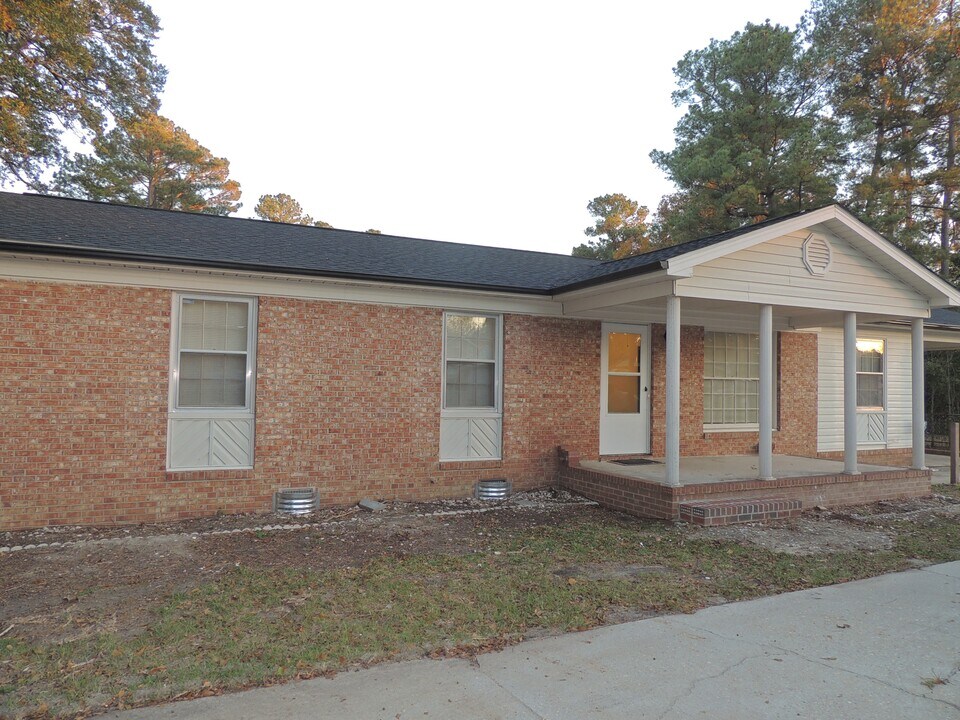 1113 Strickland Bridge Rd in Fayetteville, NC - Building Photo