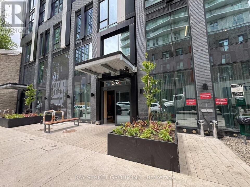 252-3252 Church St in Toronto, ON - Building Photo