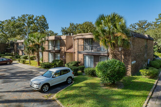 Country Village Apartments in Gainesville, FL - Foto de edificio - Building Photo