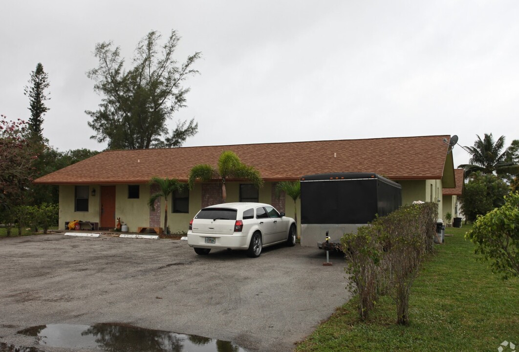 4611 Coconut Rd in Lake Worth, FL - Building Photo