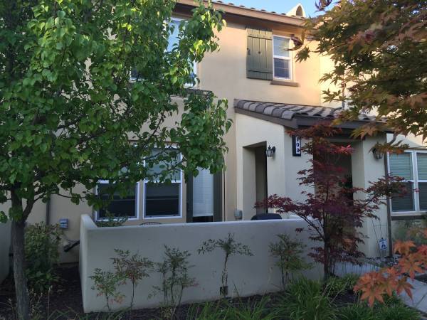 421 Anchor Ln in West Sacramento, CA - Foto de edificio