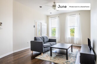 Private bedroom in 3 bed/1 bath Home in Chicago, IL - Building Photo - Building Photo