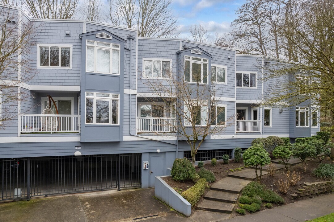 Waverly Crest in Kirkland, WA - Building Photo