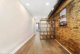 167 Christopher Columbus Dr in Jersey City, NJ - Building Photo - Building Photo