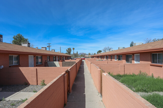 Flowing Wells Apartments in Tucson, AZ - Foto de edificio - Building Photo