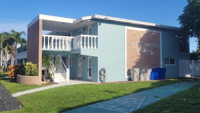 1100 Pine Dr, Unit 101 in Pompano Beach, FL - Building Photo - Building Photo