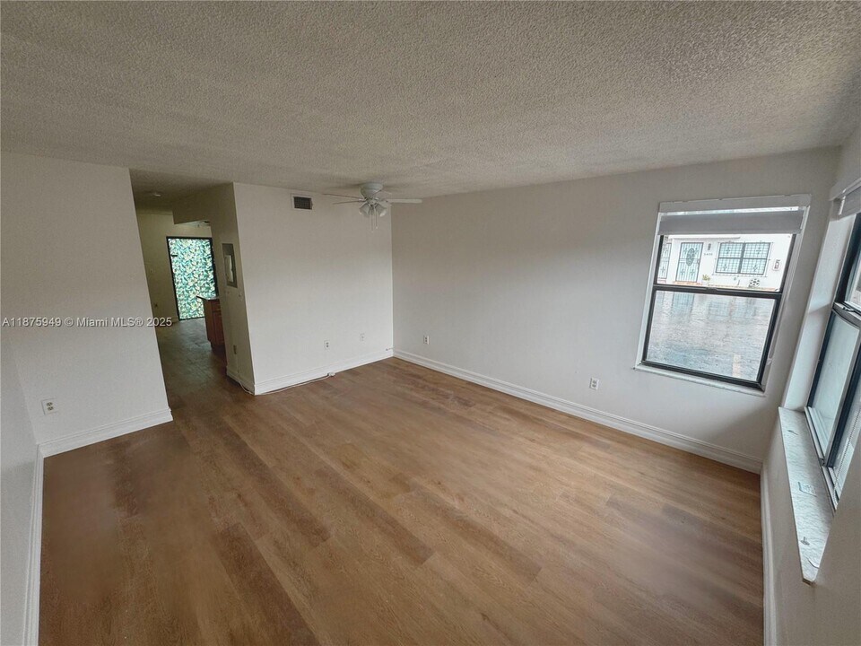 2071 W 54th St in Hialeah, FL - Building Photo