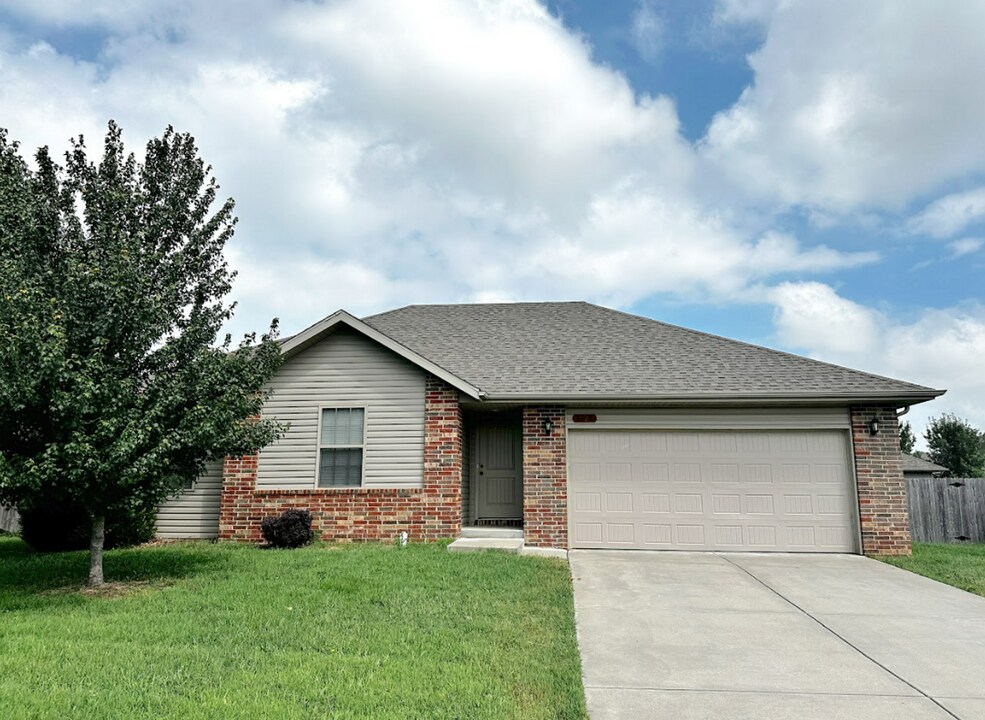 5621 W Longleaf Dr in Springfield, MO - Building Photo