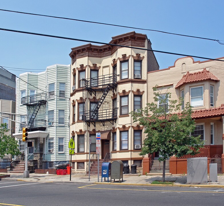 1713 Palisade Ave in Union City, NJ - Foto de edificio