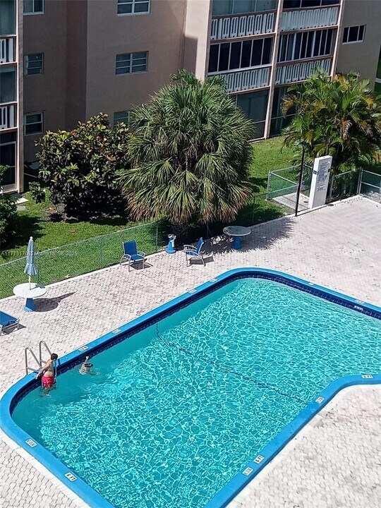 319 NE 14th Ave in Hallandale Beach, FL - Foto de edificio