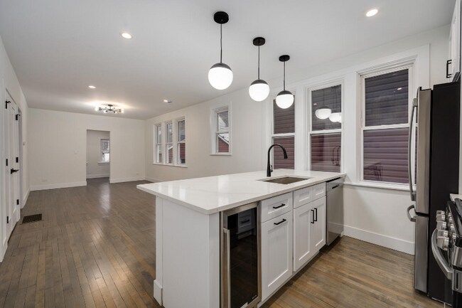 2137 N Maplewood Ave-Unit -1R in Chicago, IL - Building Photo - Building Photo