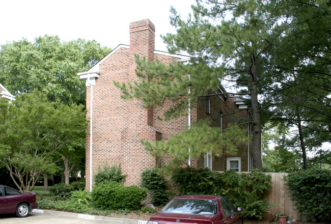 451 W Princess Anne Rd in Norfolk, VA - Building Photo - Building Photo