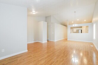 8558 Maul Oak Dr in West Jordan, UT - Building Photo - Building Photo